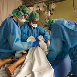 Stuttgart, 31. März 2020 - Marienhospital  Um die Lunge zu entlasten, drehen Gesundheits- und Krankenpfleger einen schwer kranken Covid-19-Patienten auf den Bauch. Der Patient ist Ende 50, hat Übergewicht und hohen Blutdruck.