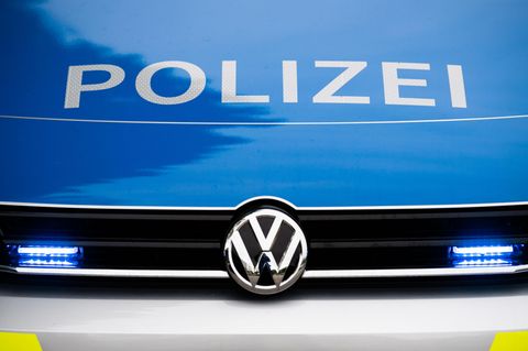Ein Blaulicht leuchtet an einer Polizeistreife