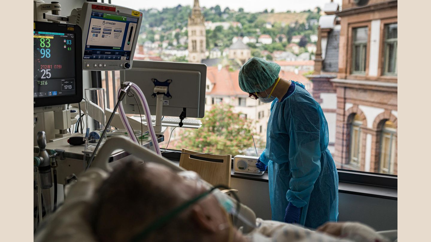 Stuttgart, 14. Mai 2020 - Marienhospital  Musik hilft heilen: Die Gesundheits- und Krankenpflegerin Ivett Bodo (27) schaltet das Radio für einen Patienten an. Was dem Mann genau fehlt, ist unklar. Er zeigt zwar Covid-19-typische Symptome, Tests auf das Coronavirus fielen allerdings negativ aus. Die Musik soll seinen Genesungsprozess unterstützen.  "Covid-19 hat uns täglich an Grenzen gebracht", sagt sie. "Wir mussten mit den Möglichkeiten zurechtkommen, die wir hatten, mussten ausprobieren. Und aushalten, dass in manchen Fällen nichts mehr half."