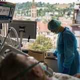 Stuttgart, 14. Mai 2020 - Marienhospital  Musik hilft heilen: Die Gesundheits- und Krankenpflegerin Ivett Bodo (27) schaltet das Radio für einen Patienten an. Was dem Mann genau fehlt, ist unklar. Er zeigt zwar Covid-19-typische Symptome, Tests auf das Coronavirus fielen allerdings negativ aus. Die Musik soll seinen Genesungsprozess unterstützen.  "Covid-19 hat uns täglich an Grenzen gebracht", sagt sie. "Wir mussten mit den Möglichkeiten zurechtkommen, die wir hatten, mussten ausprobieren. Und aushalten, dass in manchen Fällen nichts mehr half."