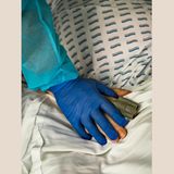 Stuttgart, 28. April 2020 - Marienhospital  Oberarzt Michael Heinold hält die Hand von Wenzel D. - dem Patienten mit dem schweren Verlauf. Lange Zeit war unklar, ob D. die Erkrankung überleben würde.  "Der schlimmste Moment war, als der Arzt uns nach vier Wochen sagte, wenn es jetzt nicht besser wird, dann müssten wir uns Gedanken machen über einen würdigen Abschied", erinnert sich seine Tochter.