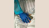 Stuttgart, 28. April 2020 - Marienhospital  Oberarzt Michael Heinold hält die Hand von Wenzel D. - dem Patienten mit dem schweren Verlauf. Lange Zeit war unklar, ob D. die Erkrankung überleben würde.  "Der schlimmste Moment war, als der Arzt uns nach vier Wochen sagte, wenn es jetzt nicht besser wird, dann müssten wir uns Gedanken machen über einen würdigen Abschied", erinnert sich seine Tochter.