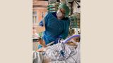 Rund vier Wochen lag Wenzel D. im Marienhospital im Koma. Er musste beatmet werden. Oberarzt Michael Heinold zeigt dem Patienten eine Collage aus Bildern von seiner Frau und Tochter. Hat das Gehirn des Patienten durch das lange Koma Schaden erlitten? Wenzel D. kann sich zum Glück gut erinnern.