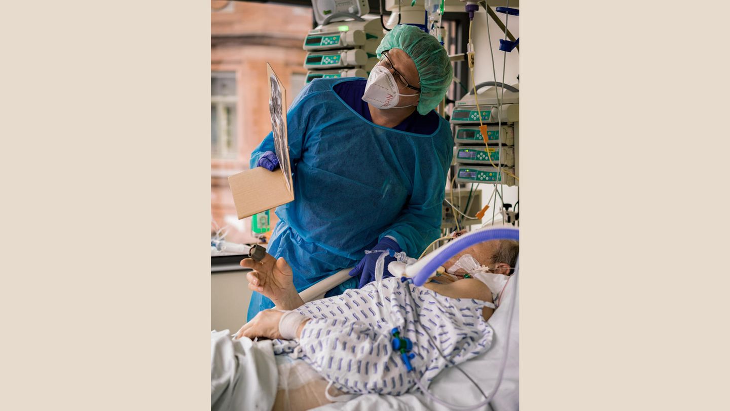 Rund vier Wochen lag Wenzel D. im Marienhospital im Koma. Er musste beatmet werden. Oberarzt Michael Heinold zeigt dem Patienten eine Collage aus Bildern von seiner Frau und Tochter. Hat das Gehirn des Patienten durch das lange Koma Schaden erlitten? Wenzel D. kann sich zum Glück gut erinnern.