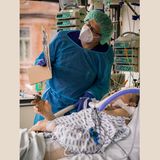 Rund vier Wochen lag Wenzel D. im Marienhospital im Koma. Er musste beatmet werden. Oberarzt Michael Heinold zeigt dem Patienten eine Collage aus Bildern von seiner Frau und Tochter. Hat das Gehirn des Patienten durch das lange Koma Schaden erlitten? Wenzel D. kann sich zum Glück gut erinnern.