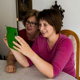 Stuttgart, 15. Mai 2020  Via Smartphone hält die Familie Kontakt zu Wenzel D., der noch immer im Krankenhaus ist. "Er fängt schon wieder an zu schimpfen“, freut sich Tochter Katerina D. Links von ihr sitzt Mutter Mirka. 