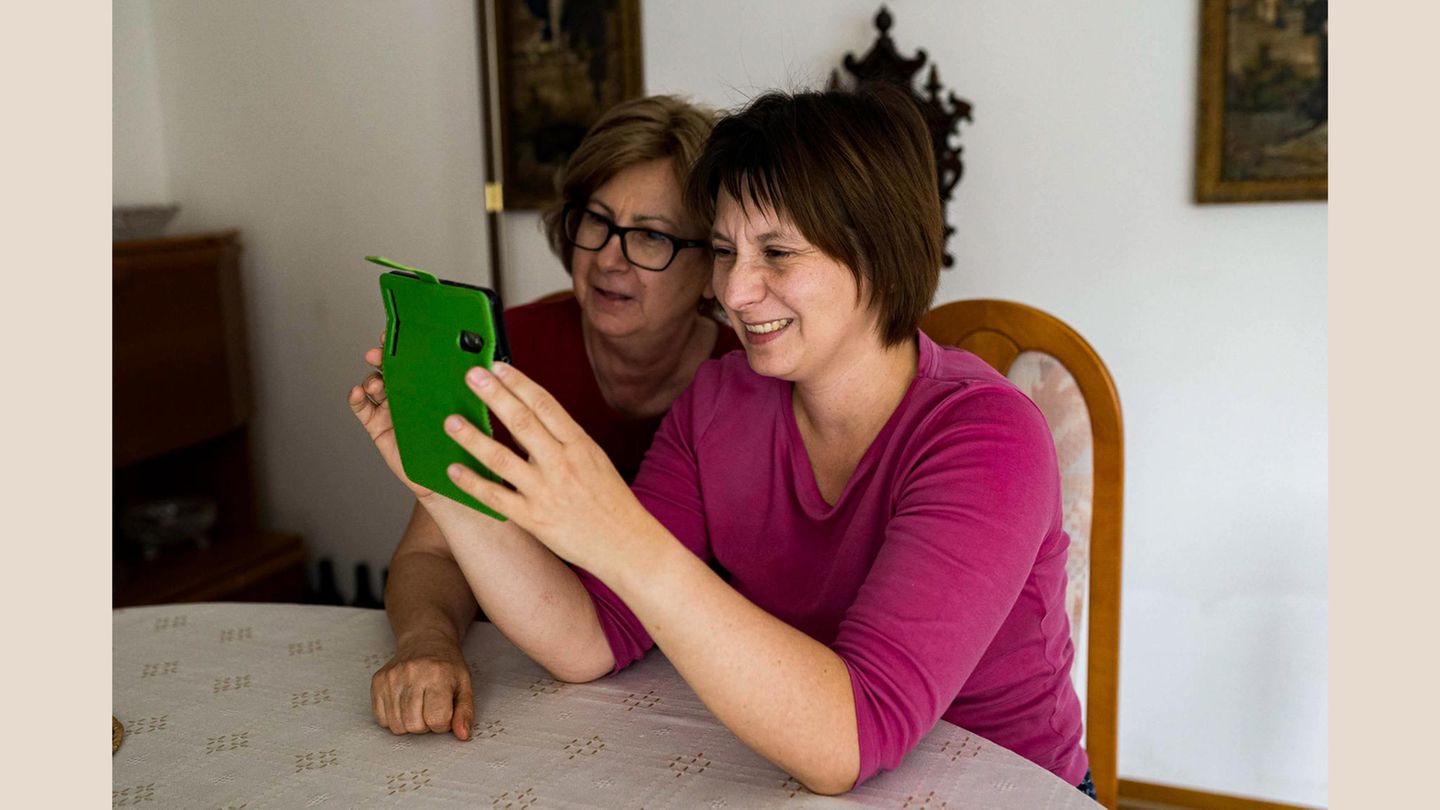Stuttgart, 15. Mai 2020  Via Smartphone hält die Familie Kontakt zu Wenzel D., der noch immer im Krankenhaus ist. "Er fängt schon wieder an zu schimpfen“, freut sich Tochter Katerina D. Links von ihr sitzt Mutter Mirka. 