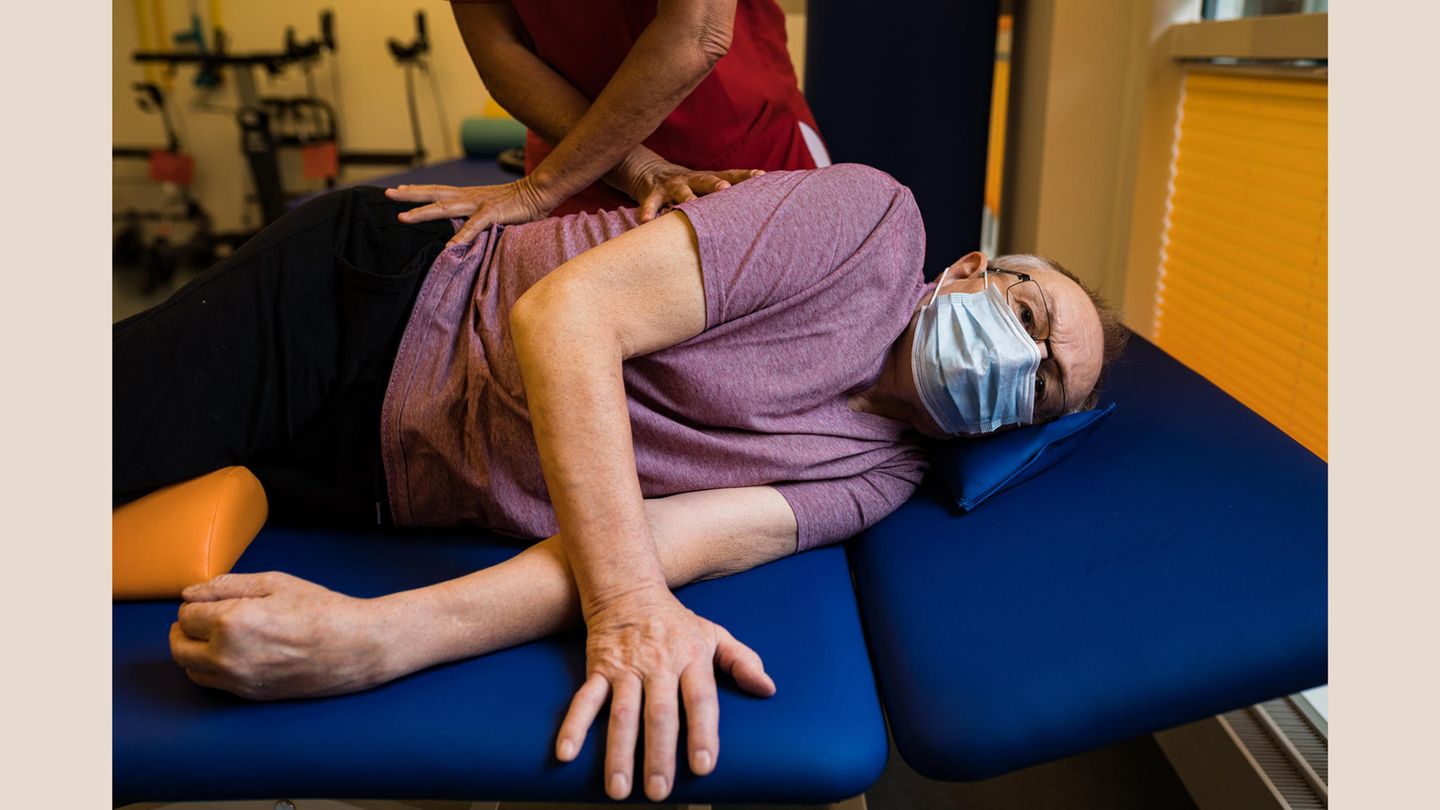 Göppingen, 17. Juli 2020  Nach dem Koma stärkt Wenzel D. seine Lunge und die Muskeln mit Atem- und Bewegungsübungen. "Seit meiner Entlassung aus der Rehaklinik im Juli versuche ich, allein voranzukommen", sagt der 68-Jährige. "Ich musste das Atmen wieder lernen. Manchmal fragte ich meine Frau, wie atmest du jetzt gerade? Meist atmete ich zu schnell, dann musste ich mich hinsetzen und langsamer atmen, in regelmäßigem Rhythmus."