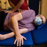 Göppingen, 17. Juli 2020  Nach dem Koma stärkt Wenzel D. seine Lunge und die Muskeln mit Atem- und Bewegungsübungen. "Seit meiner Entlassung aus der Rehaklinik im Juli versuche ich, allein voranzukommen", sagt der 68-Jährige. "Ich musste das Atmen wieder lernen. Manchmal fragte ich meine Frau, wie atmest du jetzt gerade? Meist atmete ich zu schnell, dann musste ich mich hinsetzen und langsamer atmen, in regelmäßigem Rhythmus."