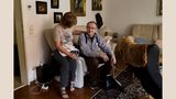 Wieder vereint: Vier Monate nach der schweren Erkrankung sitzen Wenzel D. und seine Frau zusammen im Wohnzimmer. Auch Mirka D. hatte sich mit dem Virus angesteckt, jedoch nur leichte Symptome entwickelt. Wo haben sie sich angesteckt? Das wissen die beiden bis heute nicht. Sie waren die meiste Zeit in ihrer Wohnung.  Im September fuhr das Paar an die Ostsee. Zum Spazieren.