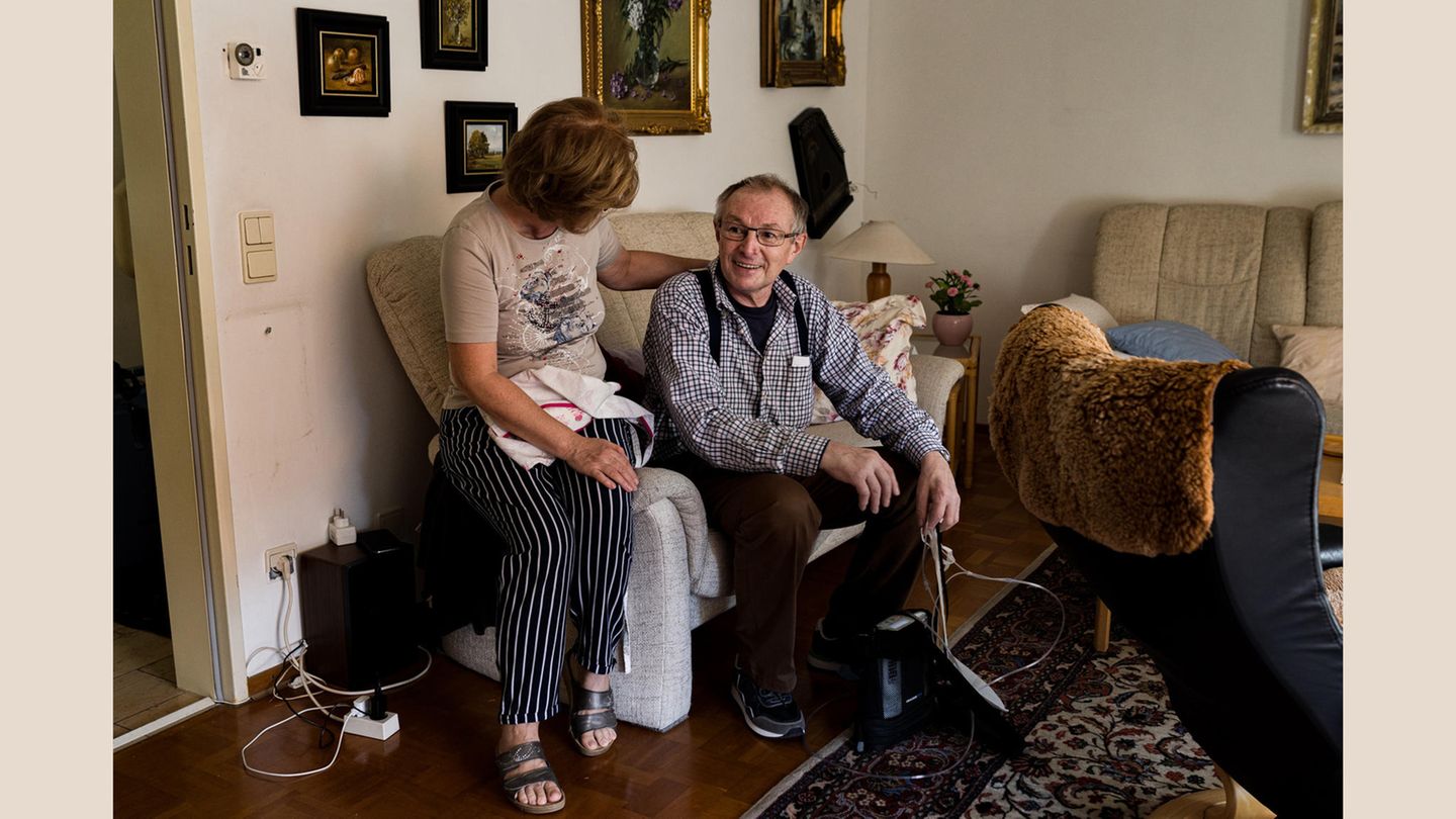 Wieder vereint: Vier Monate nach der schweren Erkrankung sitzen Wenzel D. und seine Frau zusammen im Wohnzimmer. Auch Mirka D. hatte sich mit dem Virus angesteckt, jedoch nur leichte Symptome entwickelt. Wo haben sie sich angesteckt? Das wissen die beiden bis heute nicht. Sie waren die meiste Zeit in ihrer Wohnung.  Im September fuhr das Paar an die Ostsee. Zum Spazieren.