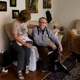 Wieder vereint: Vier Monate nach der schweren Erkrankung sitzen Wenzel D. und seine Frau zusammen im Wohnzimmer. Auch Mirka D. hatte sich mit dem Virus angesteckt, jedoch nur leichte Symptome entwickelt. Wo haben sie sich angesteckt? Das wissen die beiden bis heute nicht. Sie waren die meiste Zeit in ihrer Wohnung.  Im September fuhr das Paar an die Ostsee. Zum Spazieren.