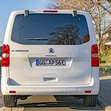 Die Typenbezeichnung hinten links verrät den Elektro-Transporter