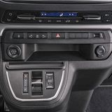 Im Innenraum finden sich viele praktische Ablagen