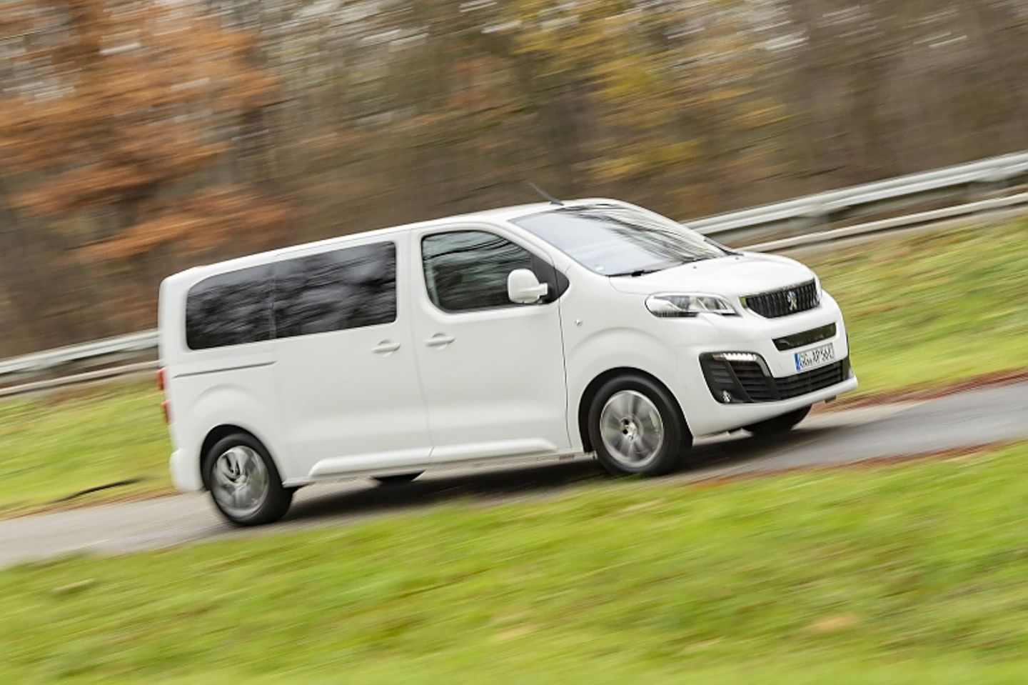 Mit der 50 kWh-Batterie kommt der Peugeot e-Traveller maximal 225 Kilometer weit