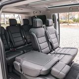 Durch die umlegbaren und ausbaubaren Sitze ist der Innenraum des e-Traveller variabel