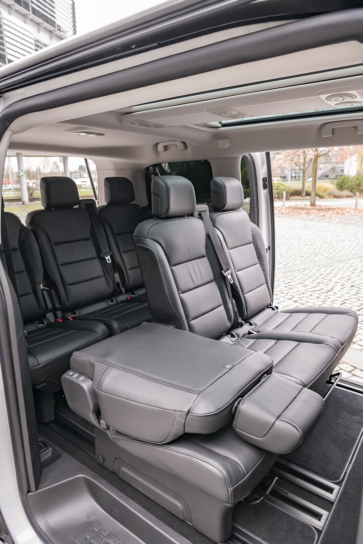 Durch die umlegbaren und ausbaubaren Sitze ist der Innenraum des e-Traveller variabel