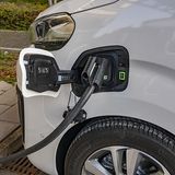 An einer 11 kW-Wallbox ist die 50 kWh-Batterie nach 4 Stunden und 40 Minuten gefüllt