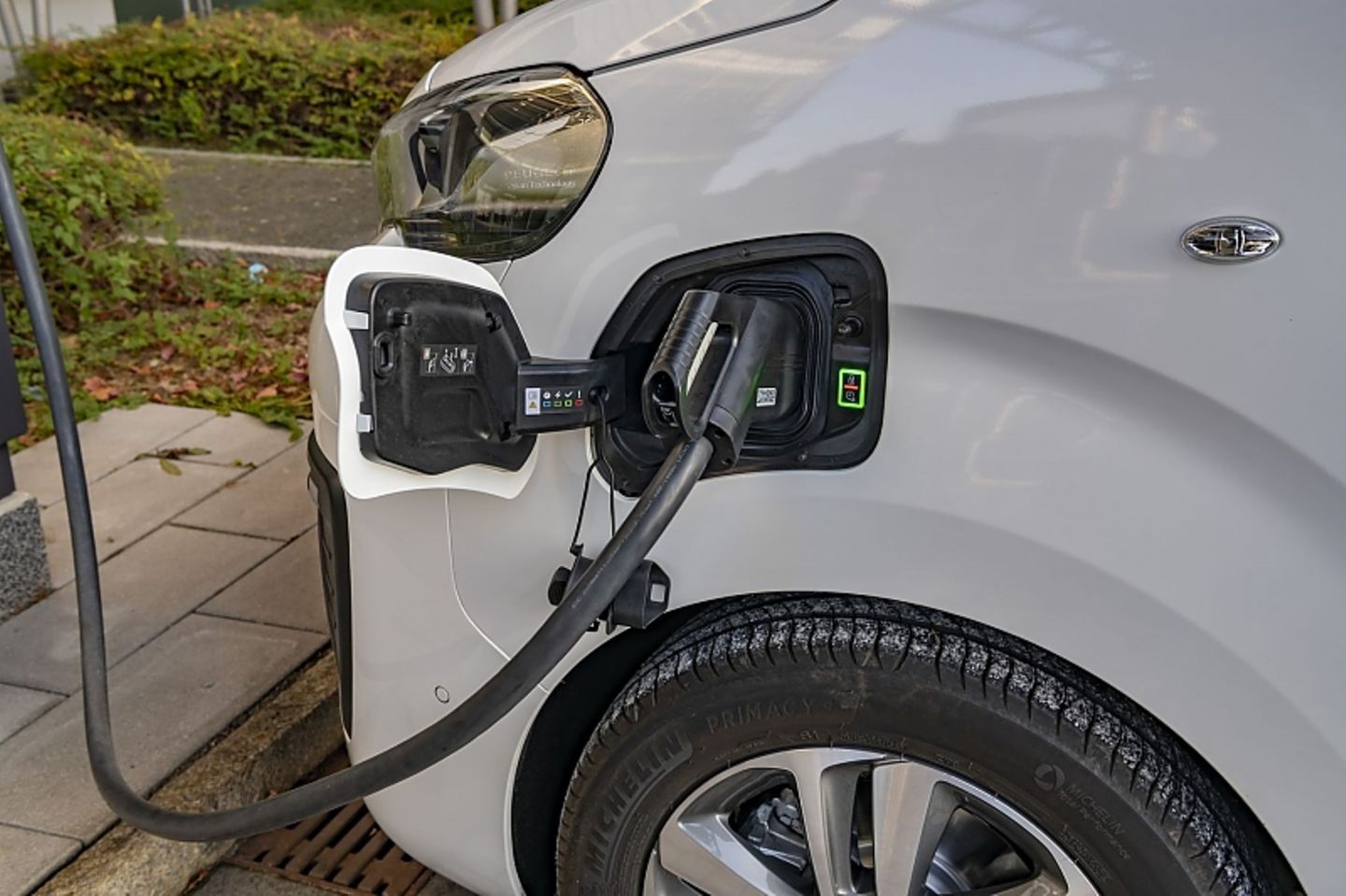 An einer 11 kW-Wallbox ist die 50 kWh-Batterie nach 4 Stunden und 40 Minuten gefüllt