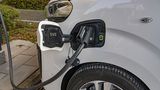 An einer 11 kW-Wallbox ist die 50 kWh-Batterie nach 4 Stunden und 40 Minuten gefüllt