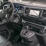 Am Hartplastik-Ambiente sieht man dem Peugeot e-Traveller seine Nutzfahrzeug-Herkunft an