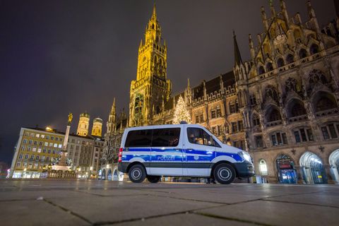 Ausgangssperre Bayern: Ein Polizeiwagen fährt über den menschenleeren Marienplatz