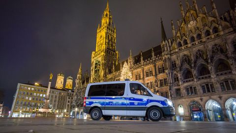 Ausgangssperre Bayern: Ein Polizeiwagen fährt über den menschenleeren Marienplatz