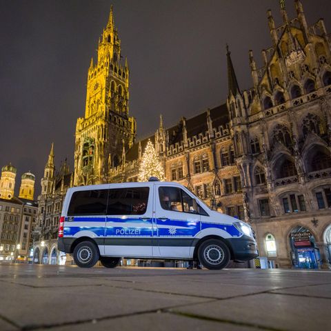 Ausgangssperre Bayern: Ein Polizeiwagen fährt über den menschenleeren Marienplatz