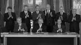 Drei Unterschriften besiegelten das Ende jahrelangen Leids. Das sogenannte Dayton-Abkommen vom 14. Dezember 1995 beendete nach mehr als drei Jahren den Bosnienkrieg. Alija Izetbegović, Vorsitzender im Präsidium der Republik Bosnien und Herzegowina (vorn, r.), Slobodan Milošević, Präsident der Republik Serbien (vorn, l.) und Franjo Tuđman, Staatspräsident der Republik Kroatien (vorn, M.), unterzeichneten in Paris das seit dem 21. November unter der Leitung von US-Präsident Bill Clinton (hinten, 2.v.l.) ausgehandelte Dokument. Der Status von Bosnien und Herzegowina als eigenständiger Staat wurde besiegelt, die Waffen sollten schweigen. Bis zu 300.000 Menschen sollen in dem Konflikt ihr Leben verloren haben. Doch trotz des Friedensabkommens: Die Gewalt auf dem Balkan nahm kein Ende. Bald darauf brach der Krieg im Kosovo aus.