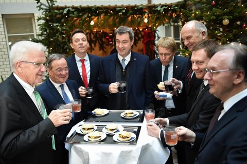 Ministerpräsidenten beim Glühweintrinken 2019