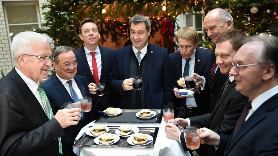 Ministerpräsidenten beim Glühweintrinken 2019