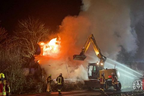 Das Ferienhaus von Oliver Geissen steht in Flammen. Die Feuerwehr schaffte zur Brandbekämpfung einen Bagger heran.