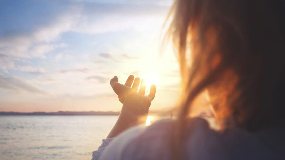 Glaube und Meditation: Ist da wer? Und wenn ja: wo? Meine Suche nach höheren Mächten zwischen Om und Amen
