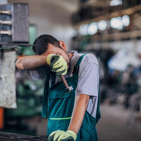 Ein Arbeiter steht in einer Produktionshalle