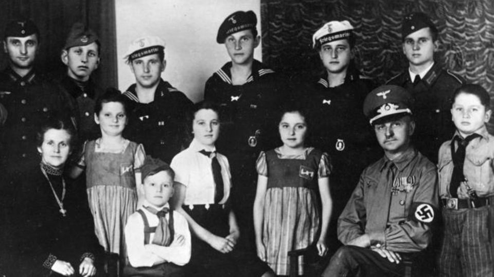 Das Ehepaar Reichel aus Sachsen mit ihren zwölf Kindern. Die Mutter trägt das goldene Mutterkreuz. Aufgenommen 1943.