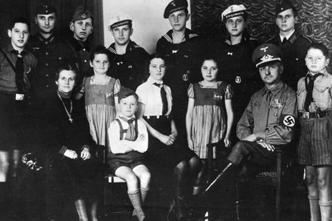 Das Ehepaar Reichel aus Sachsen mit ihren zwölf Kindern. Die Mutter trägt das goldene Mutterkreuz. Aufgenommen 1943.