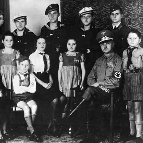 Das Ehepaar Reichel aus Sachsen mit ihren zwölf Kindern. Die Mutter trägt das goldene Mutterkreuz. Aufgenommen 1943.