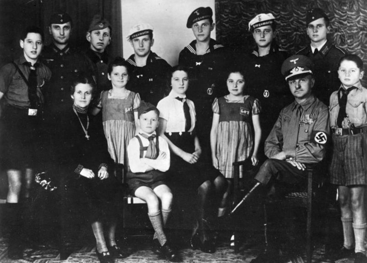 Das Ehepaar Reichel aus Sachsen mit ihren zwölf Kindern. Die Mutter trägt das goldene Mutterkreuz. Aufgenommen 1943.