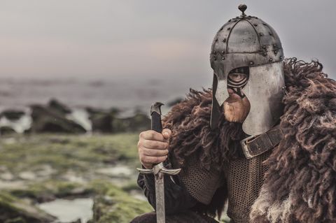 Ein Wikinger mit Schwert und Helm