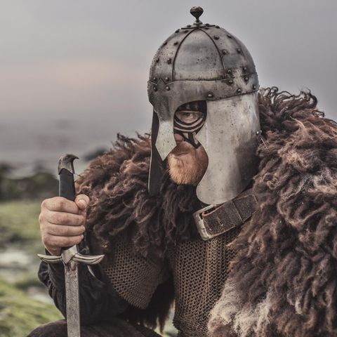 Ein Wikinger mit Schwert und Helm
