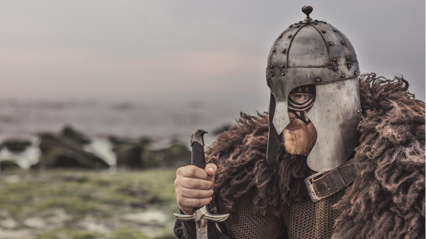 Ein Wikinger mit Schwert und Helm