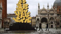 Venedig: Acqua alta im Advent  Hochwasser am Markusplatz mit der Weihnachtsbauminstallation des Künstlers Fabrizio Plessi.