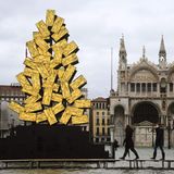Venedig: Acqua alta im Advent  Hochwasser am Markusplatz mit der Weihnachtsbauminstallation des Künstlers Fabrizio Plessi.