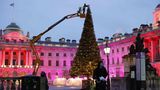 Bild 1 von 20 der Fotostrecke zum Klicken:  An die Baumspitze letzte Hand anlegen  Mit einem speziellen Kran wird der Weihnachtsbaum im Innenhof des Somerset House in London dekoriert.