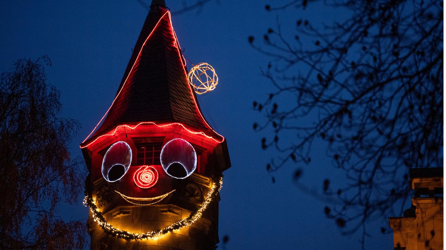 Eitorf: Das Turmgesicht der Villa Boge   Seit rund 20 Jahren schmückt die Familie Baumgart in in Nordrhein-Westfalen mit großem Aufwand für die Adventszeit ihr Anwesen.