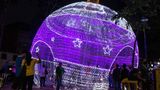 Caracas: Christbaumschmuck zum Begehen  Auch in dem von einer schweren Wirtschaftskrise gebeutelten Land Venezuela funkelt die Weihnachtsdekoration.