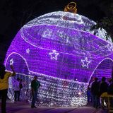 Caracas: Christbaumschmuck zum Begehen  Auch in dem von einer schweren Wirtschaftskrise gebeutelten Land Venezuela funkelt die Weihnachtsdekoration.