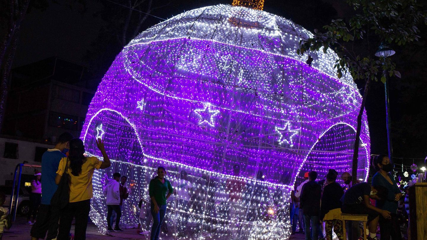 Caracas: Christbaumschmuck zum Begehen  Auch in dem von einer schweren Wirtschaftskrise gebeutelten Land Venezuela funkelt die Weihnachtsdekoration.