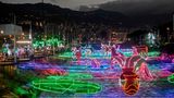 Medellin: Lichterfluss  Eine andere Art der weihnachtlichen Dekoration: Nicht über den Straßen, sondern über den Medellin River sind in der kolumbianischen Metropole die Lichter gespannt.