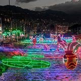 Medellin: Lichterfluss  Eine andere Art der weihnachtlichen Dekoration: Nicht über den Straßen, sondern über den Medellin River sind in der kolumbianischen Metropole die Lichter gespannt.